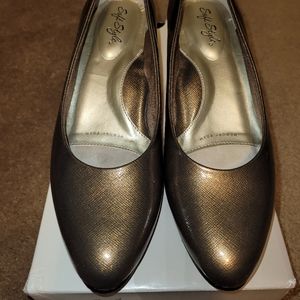 Soft Style Low Heel Gold patent Pumps, size 6.5, Excellent pre-owned condition